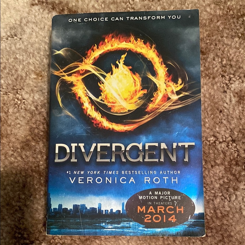 Divergent Book by Veronica Roth Paperback